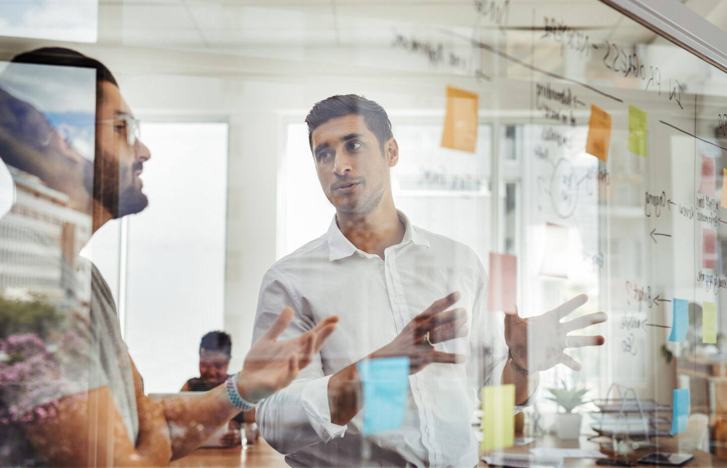fintech India: twee collega's brainstormen over softwareproduct